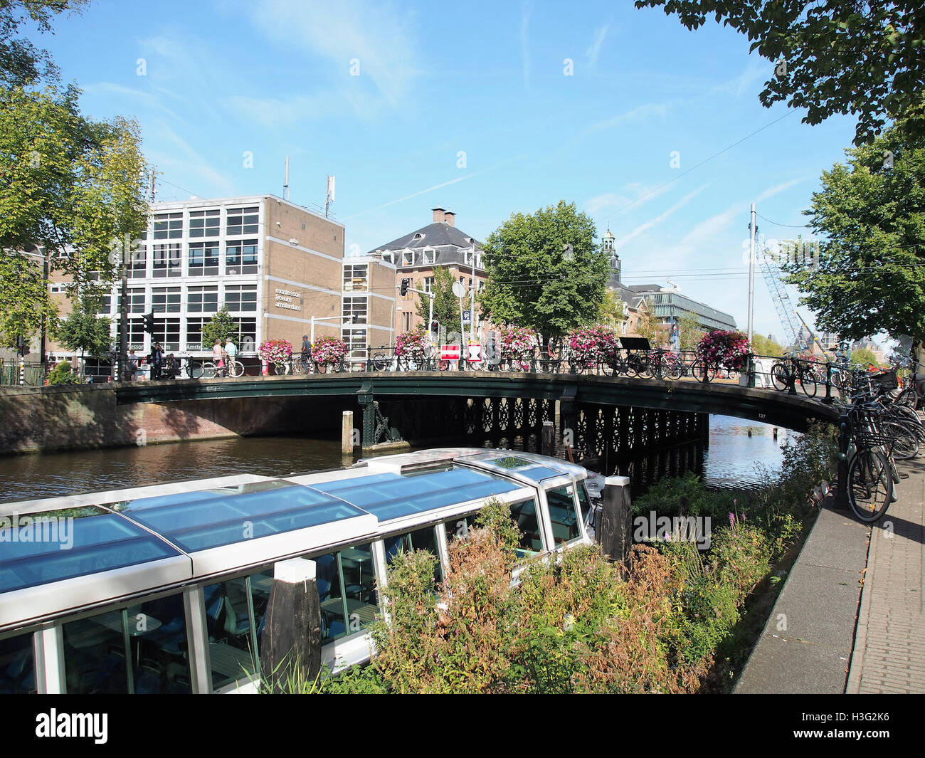 Die Diamantbrug (Diamantbrücke) in Amsterdam, die den Boerenwetering überspannt, ist eine historische Brücke, die für ihre architektonische Bedeutung und Bedeutung für die Verkehrsinfrastruktur der Stadt bekannt ist. Stockfoto