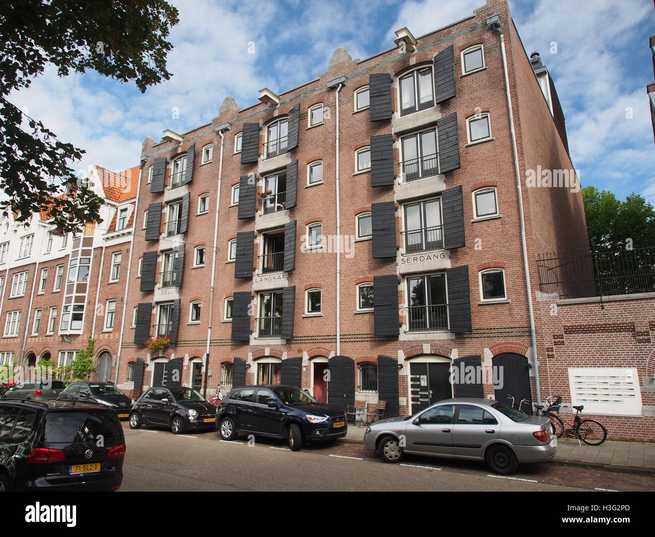 Ein Foto, das die Nova Zemblastraat zeigt, eine Straßenszene, die im historischen Kontext des städtischen Lebens aufgenommen wurde. Dieses Bild zeigt die architektonischen und kulturellen Elemente der Gegend während ihrer Zeit. Stockfoto