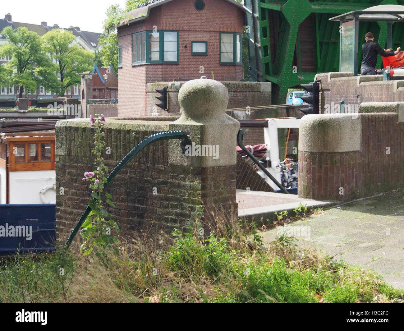 Die Kattenslootbrug, eine Brücke in den Niederlanden, verbindet lokale Viertel und ist ein wesentlicher Bestandteil der Infrastruktur der Region, bekannt für ihr einfaches, aber funktionelles Design. Stockfoto