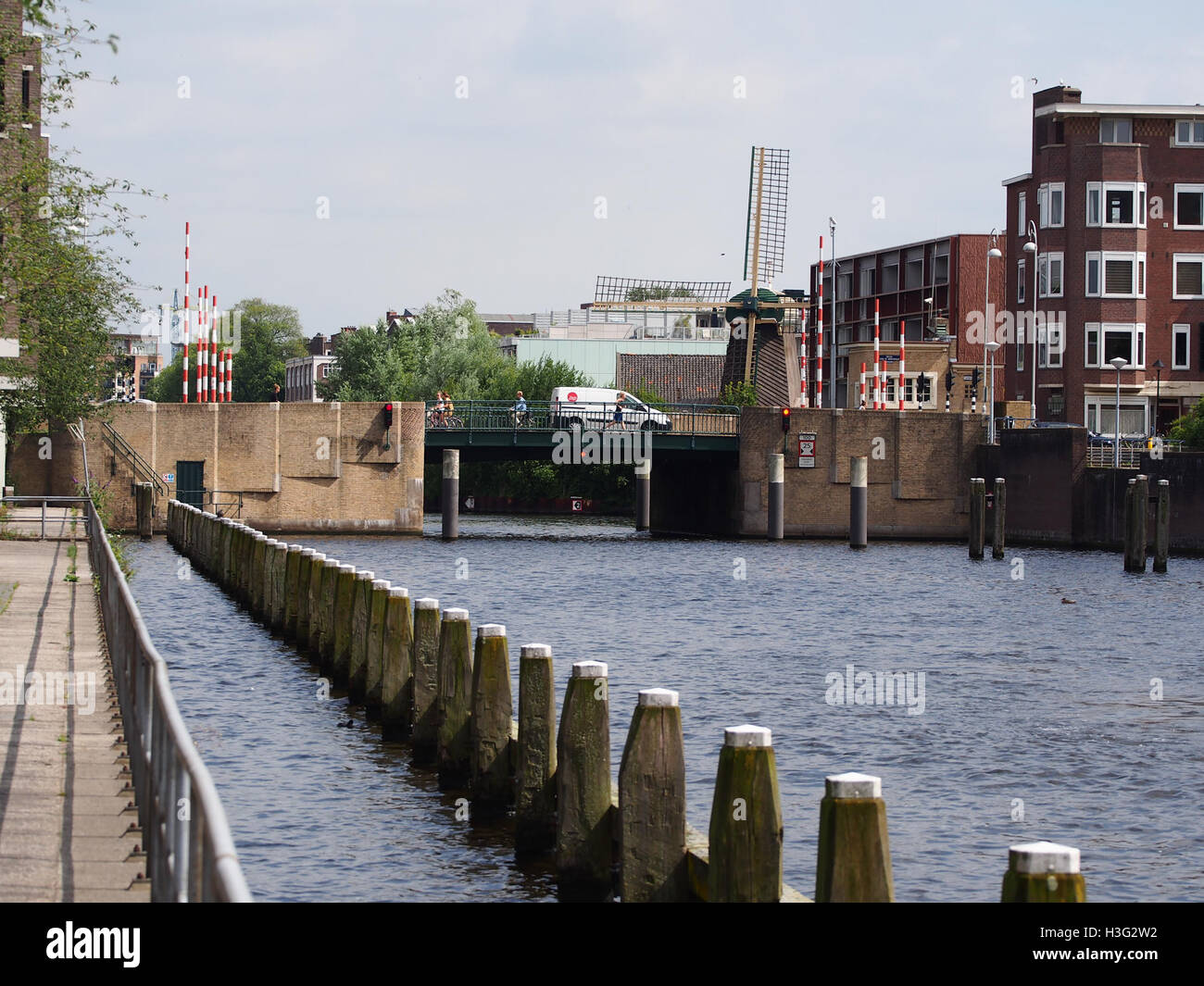 Dieses Bild zeigt Brug 324 Beltbrug, eine bemerkenswerte Brücke in den Niederlanden, und hebt deren architektonische Gestaltung und Bedeutung als Teil der Verkehrsinfrastruktur des Landes hervor. Stockfoto