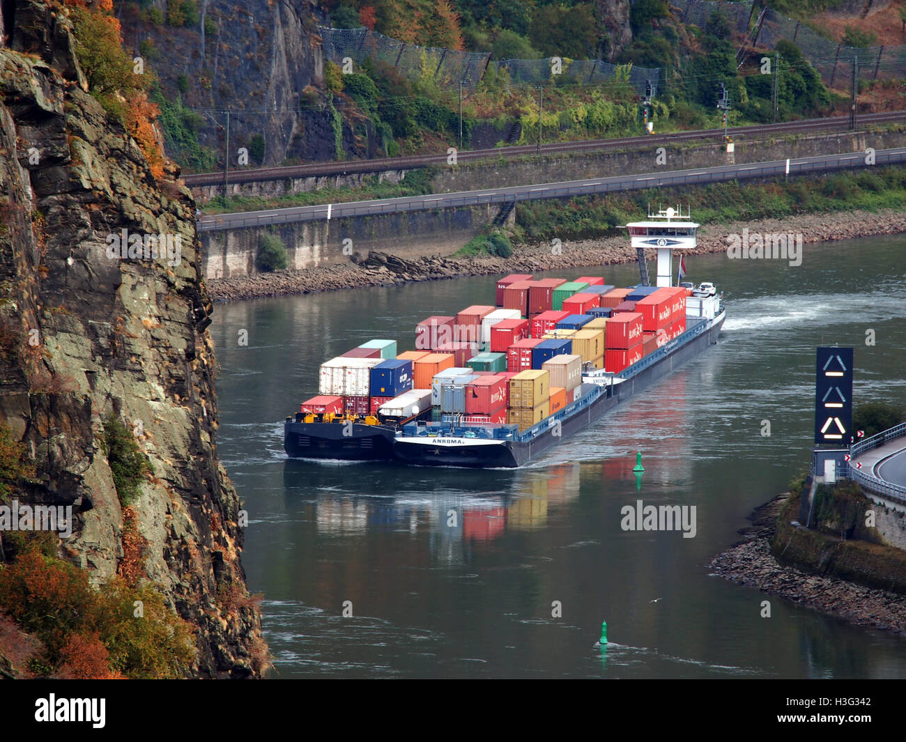 Dieses Bild zeigt die Schiffe Anroma (ENI 02323909) und Anroma II (ENI 02324261), die den Rhein bei Loreley entlang fahren. Diese 1999 gebauten Schiffe gehören zur modernen Flotte, die einen der bekanntesten Flüsse Europas befährt. Stockfoto
