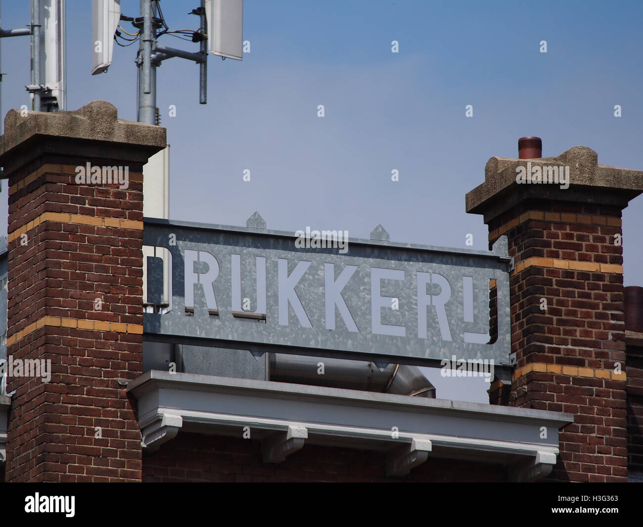 Ein historisches Bild mit der Adresse Admiraal de Ruijterweg 56 in Amsterdam, verbunden mit Aloys Senefelder und seiner Druckerei, veranschaulicht die Bedeutung dieses Ortes in der Druck- und Publikationsgeschichte. Stockfoto