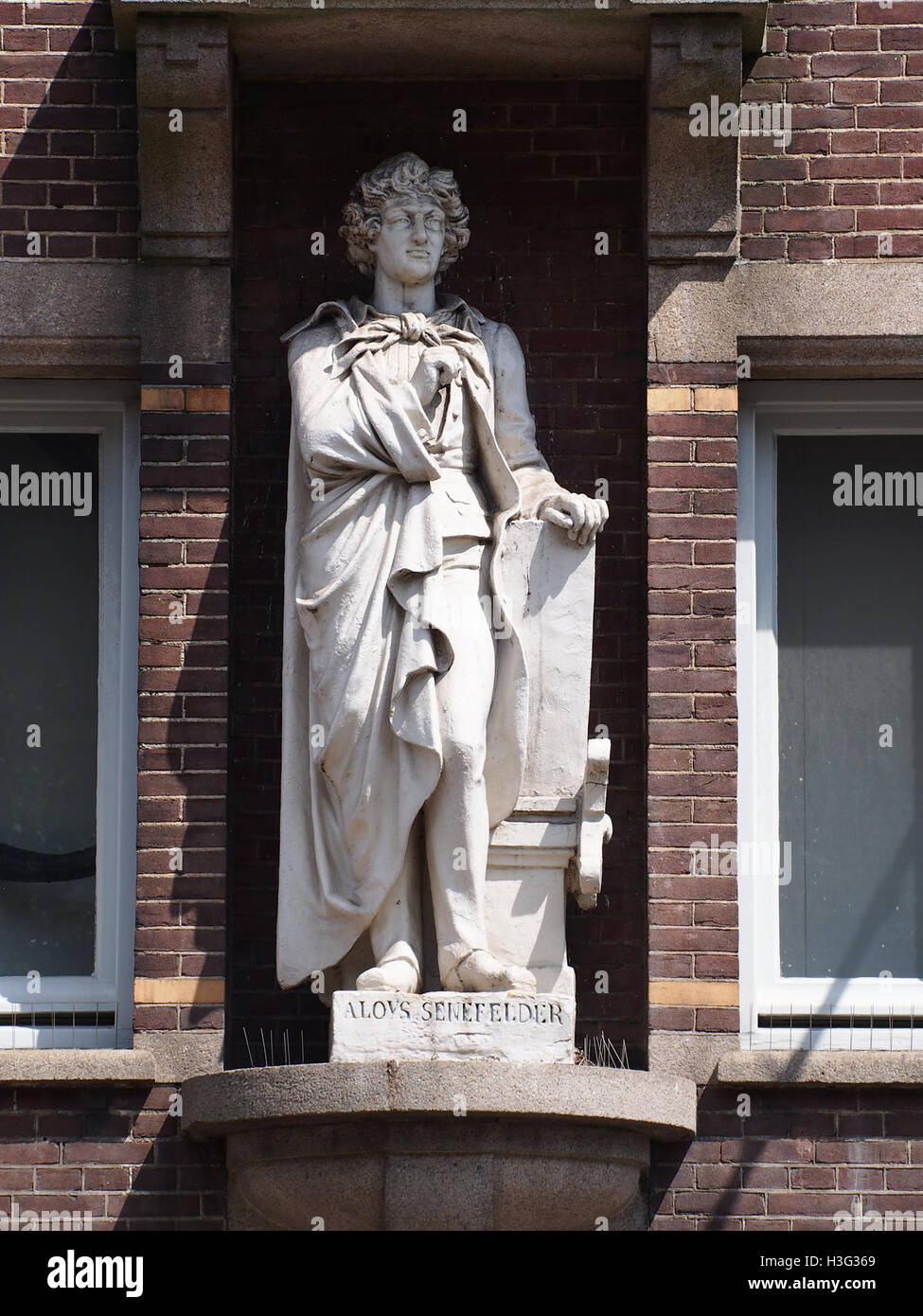 Aloys Senefelder, eine wichtige Figur in der Geschichte des Druckens, ist mit der Drukkerij-Druckerei am Admiraal de Ruijterweg 56 verbunden. Senefelder wird die Erfindung der Lithografie zugeschrieben, die die Druckerei im 18. Jahrhundert revolutionierte. Stockfoto