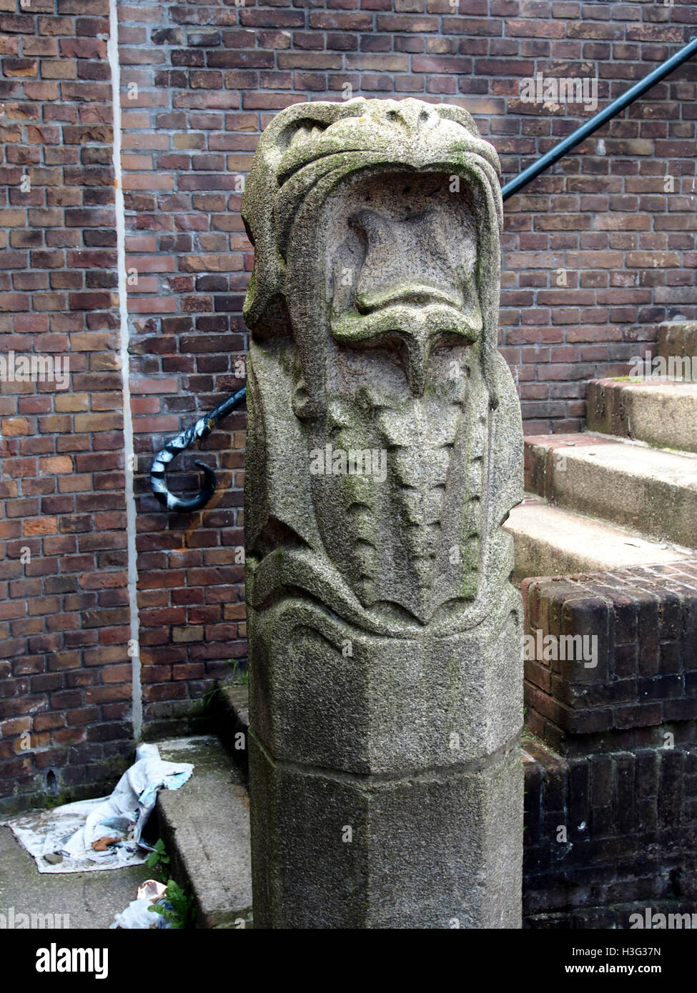 Dieses Bild zeigt Jan van Galenbrugs Werk mit dem Titel „Brug 382“, das eine detaillierte Darstellung einer historischen Brücke in Brügge, Belgien, zeigt. Das Gemälde ist bekannt für seine akribische Aufmerksamkeit für architektonische Details und die ruhige Atmosphäre des Flusses. Stockfoto
