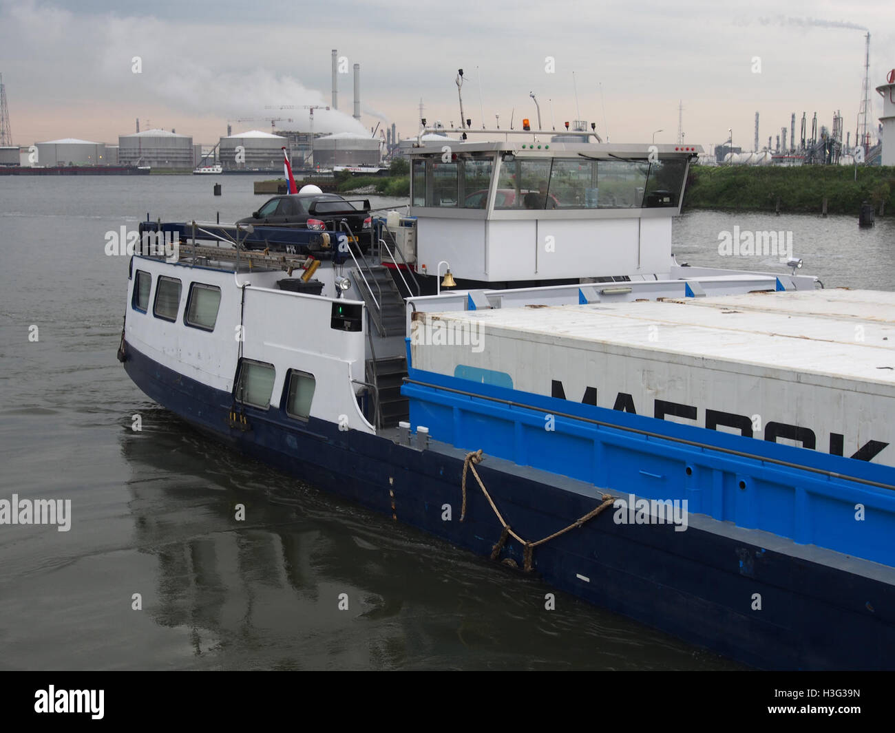 Die Smart Barge ist ein modernes Schiff, das im Hafen von Antwerpen verkehrt. Das 2008 gebaute Unternehmen übernimmt den Gütertransport mithilfe fortschrittlicher Technologien, um den Betrieb zu optimieren und Emissionen zu reduzieren. Stockfoto