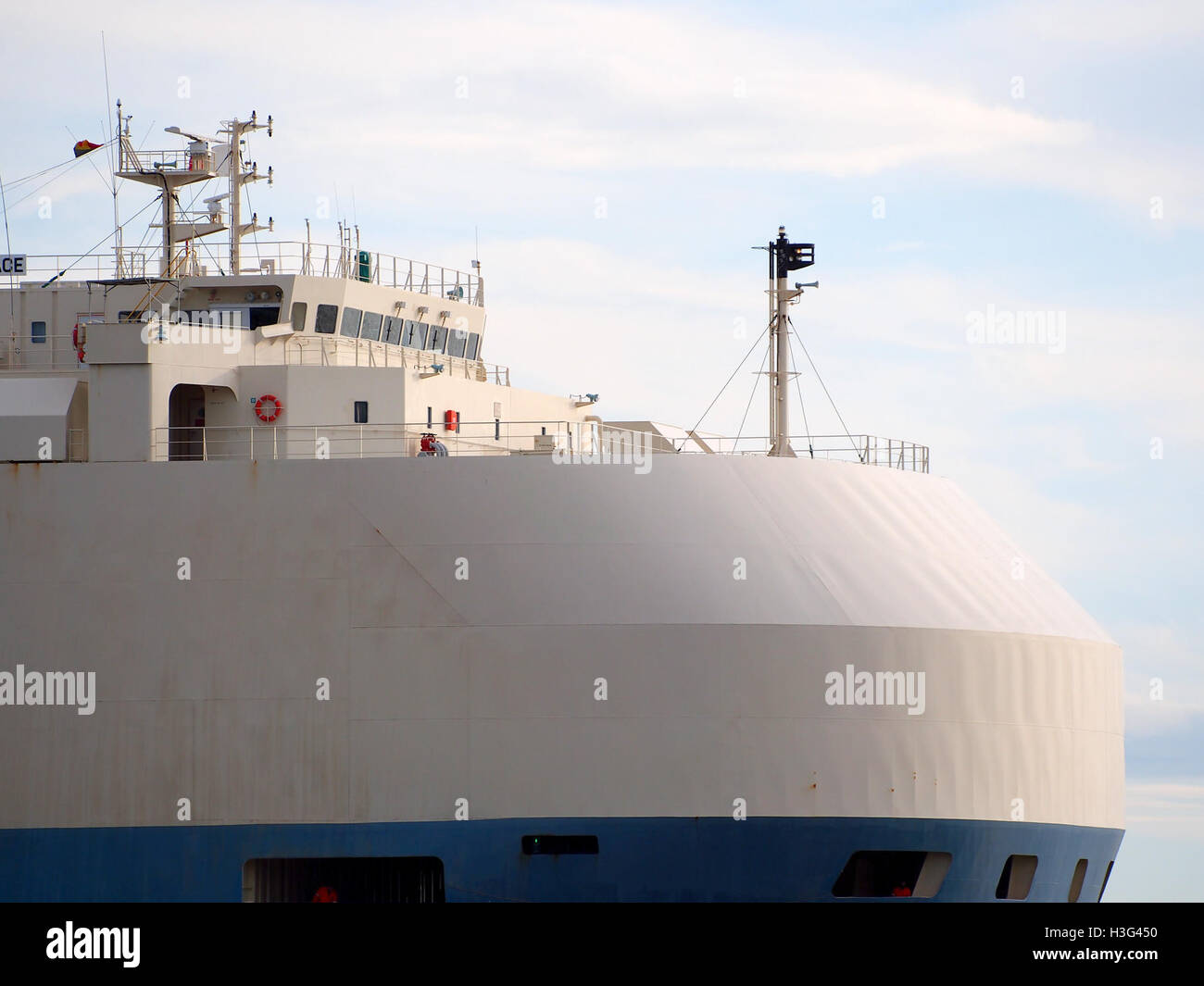 Die Sincerity Ace, ein 2009 gebautes Roll-on/Roll-off-Schiff (RoRo) mit IMO 9519092, dockte im Hafen von Antwerpen für den Transport von Fahrzeugen an. Stockfoto