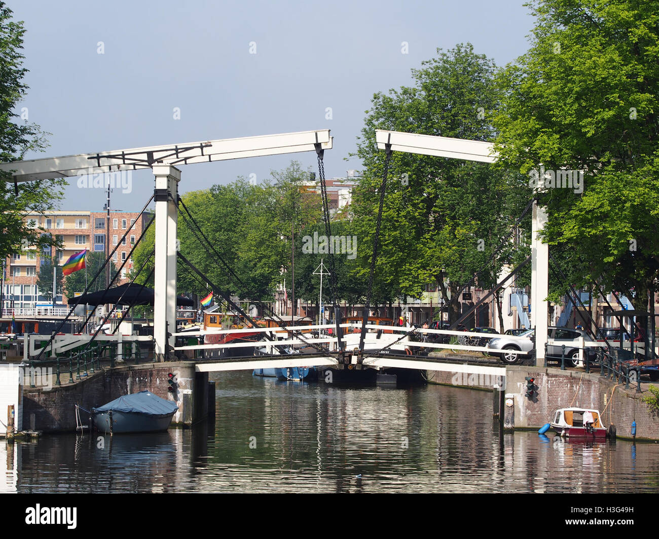 Dieses Foto zeigt Petemayenbrug (Brücke 317) und betont seine architektonische Gestaltung und seine Rolle in der Verkehrsinfrastruktur der Region. Stockfoto
