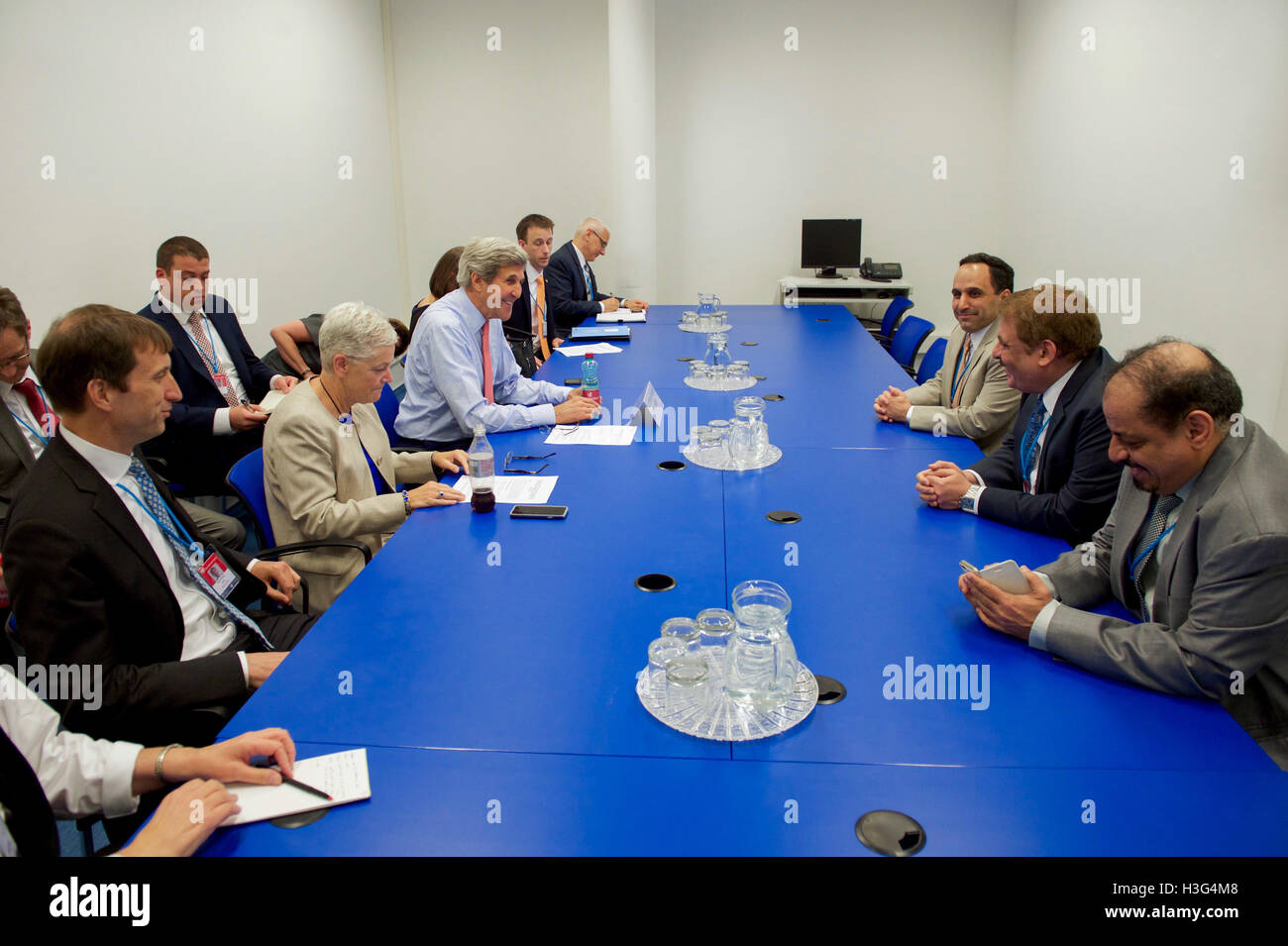 US-Außenminister John Kerry trifft mit Regierungsvertretern aus Saudi Arabien am 22. Juli 2016, bei der Vienna International Center in Wien, mitten in Verhandlungen zur Änderung des Montrealer Protokolls Abkommen zum Klimawandel. Stockfoto