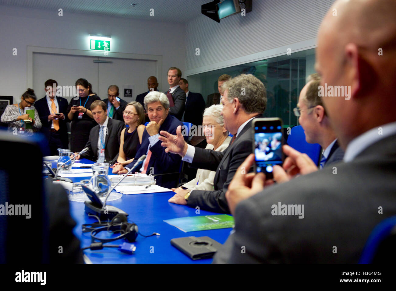 US-Außenminister John Kerry trifft sich mit Vertretern aus verschiedenen nicht-Regierungs-Organisationen und andere Gruppen am 22. Juli 2016, bei der Vienna International Center in Wien, Österreich, mitten in Verhandlungen zur Änderung des Montrealer Protokolls Klimas ändern Vereinbarung. Stockfoto