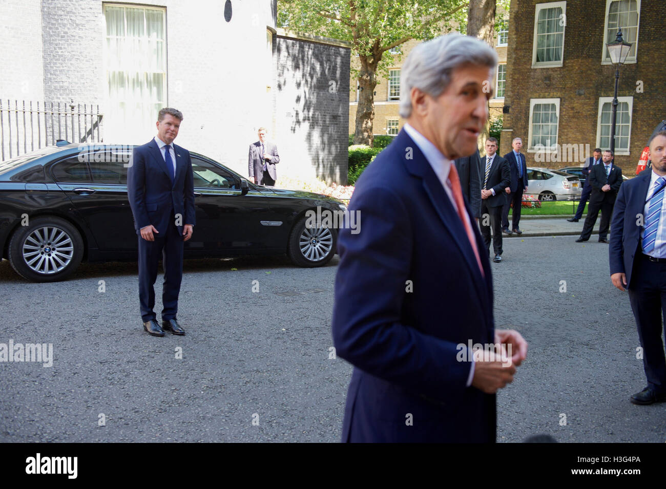 US-Botschafter in das Vereinigte Königreich Matthew Barzun blickt auf eine US-Außenminister John Kerry spricht Reporter außerhalb Nr. 10 Downing Street in London, England, am 19. Juli 2016, nach seiner ersten US-Regierungsbeamter, ein bilaterales Treffen mit neu installierten sitzt mit britische Premierminister Theresa May zu halten. Stockfoto