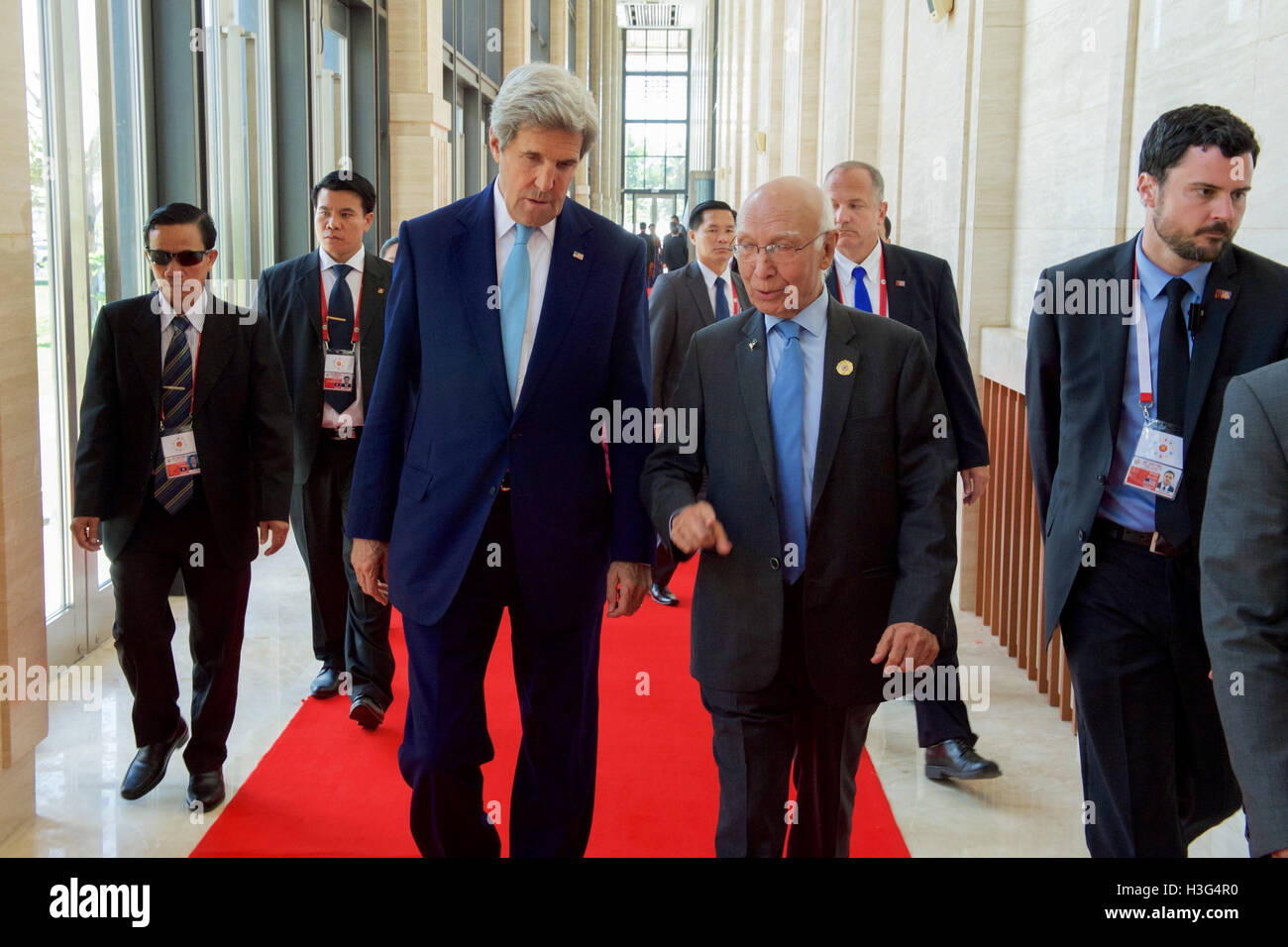 US-Außenminister John Kerry Spaziergänge mit Pakistan Foreign Minister Sartaj Aziz im National Convention Center in Vientiane, Laos, am 26. Juli 2016, vor einem Treffen der ASEAN Regional Forum inmitten der Jahrestagung der Vereinigung Südostasiatischer Nationen (ASEAN). Stockfoto