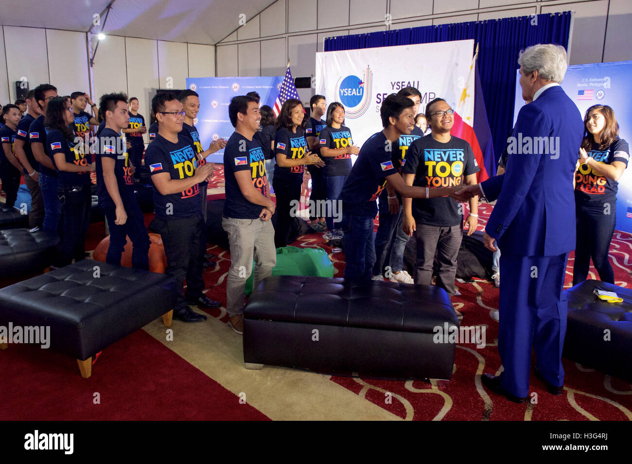 US-Außenminister John Kerry begrüßt Teilnehmer an einem jungen Southeast Asian Führer Initiative (YSEALI) Meer und Erde befürworten Camp am 27. Juli 2016, im Sofitel Hotel in Manila, Philippinen, bevor sie ein Gespräch über ihre gegenseitigen Ozean Erhaltung Bemühungen statt. Stockfoto