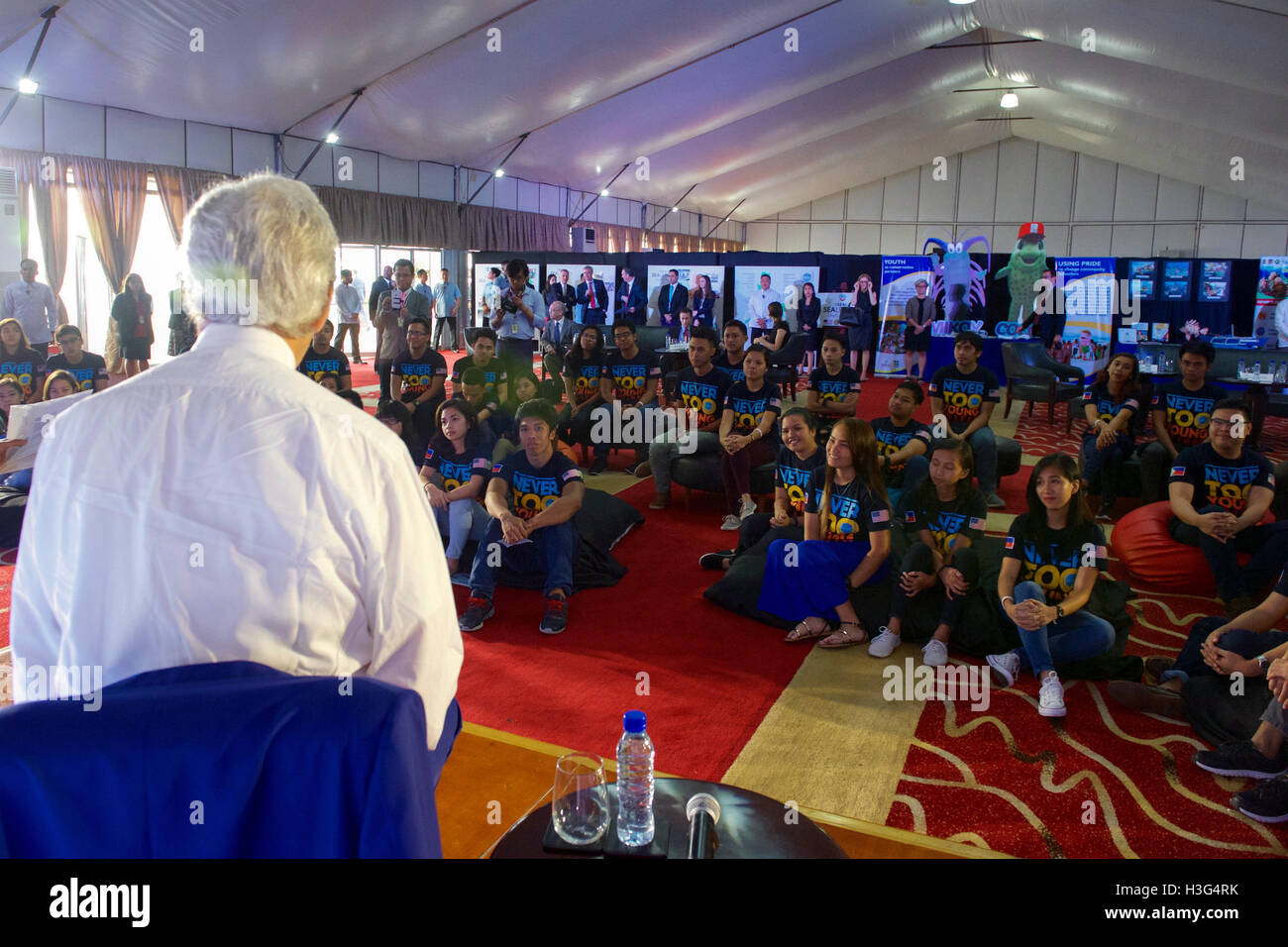 US-Außenminister John Kerry schaut auf Teilnehmer an einem jungen Southeast Asian Führer Initiative (YSEALI) Meer und Erde befürworten Camp am 27. Juli 2016, im Sofitel Hotel in Manila, Philippinen, bevor sie ein Gespräch über ihre gegenseitigen Ozean Erhaltung Bemühungen statt. Stockfoto