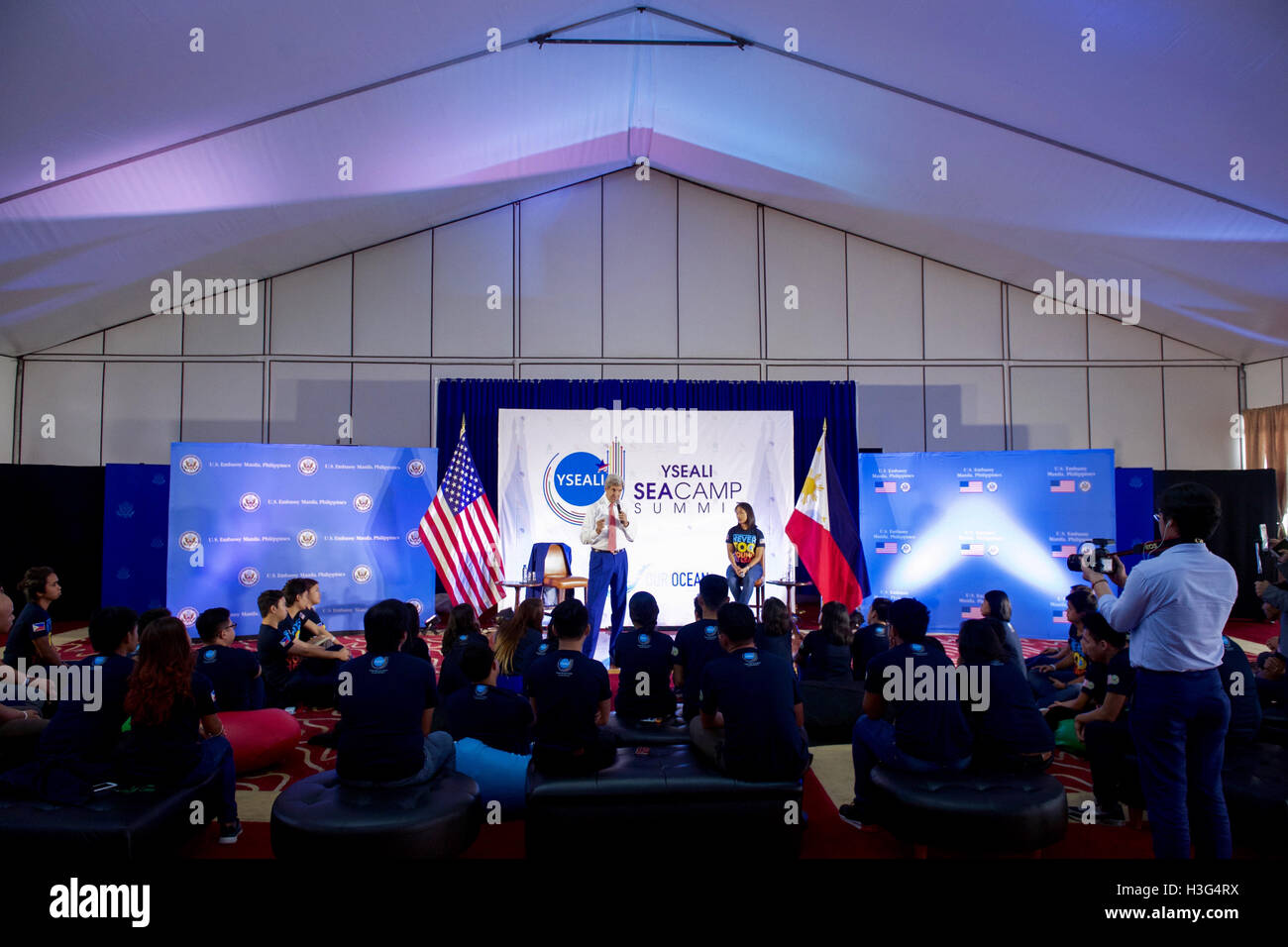 US-Außenminister John Kerry liefert einleitenden Bemerkungen zu einem Young Southeast Asian Führer Initiative (YSEALI) Meer und Erde befürworten Camp am 27. Juli 2016, im Sofitel Hotel in Manila, Philippinen, bevor der Sekretär und der Gruppe ein Gespräch über ihre gegenseitigen Ozean Erhaltung Bemühungen statt. Stockfoto