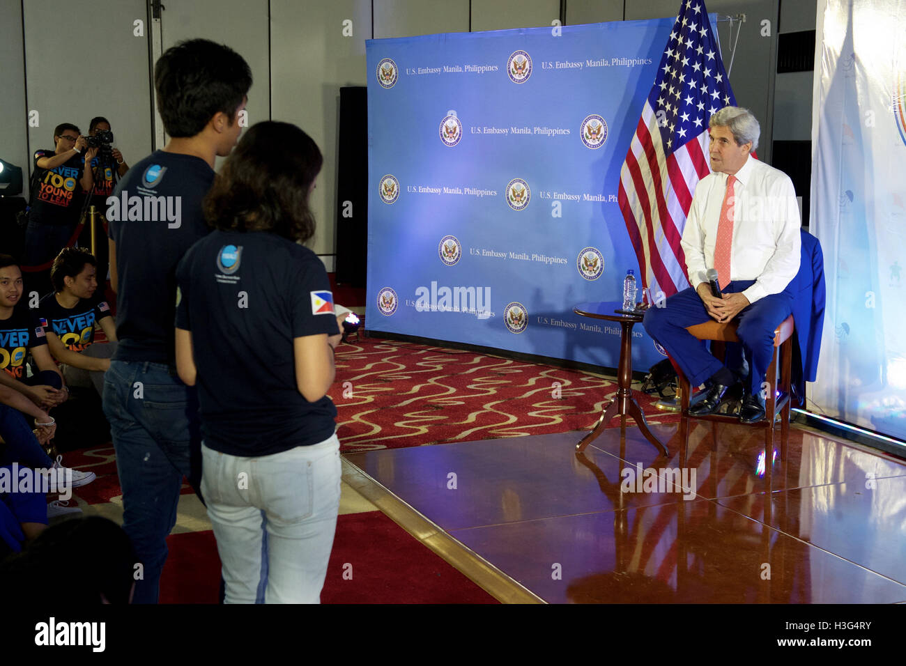 US-Außenminister John Kerry hört auf Fragen von Teilnehmern an einem jungen Southeast Asian Führer Initiative (YSEALI) Meer und Erde befürworten Camp am 27. Juli 2016, im Sofitel Hotel in Manila, Philippinen, sie treffen, um ihre gegenseitigen Ozean Erhaltung Bemühungen zu diskutieren. Stockfoto