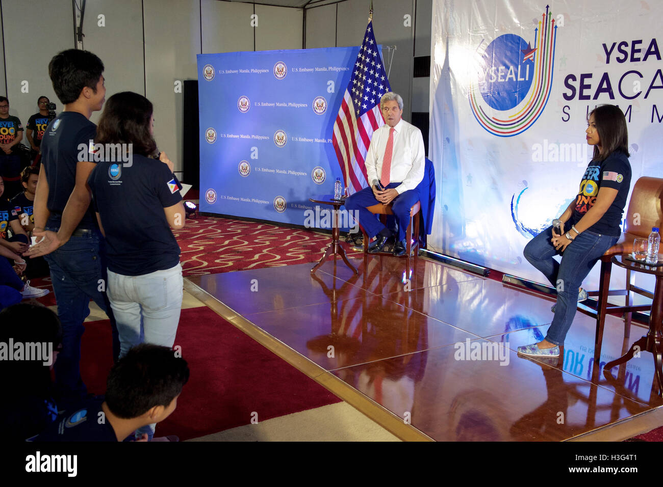 US-Außenminister John Kerry hört auf Fragen von Teilnehmern an einem jungen Southeast Asian Führer Initiative (YSEALI) Meer und Erde befürworten Camp am 27. Juli 2016, im Sofitel Hotel in Manila, Philippinen, sie treffen, um ihre gegenseitigen Ozean Erhaltung Bemühungen zu diskutieren. Stockfoto