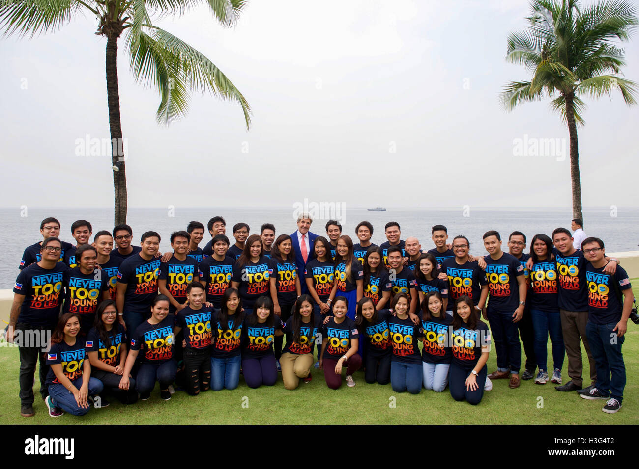 US-Außenminister John Kerry posiert für ein Gruppenfoto mit Teilnehmern an einem jungen Southeast Asian Führer Initiative (YSEALI) Meer und Erde befürworten Camp am 27. Juli 2016, im Sofitel Hotel in Manila, Philippinen, nachdem sie eine Diskussion über ihre gegenseitigen Ozean Erhaltung Bemühungen geführt. Stockfoto