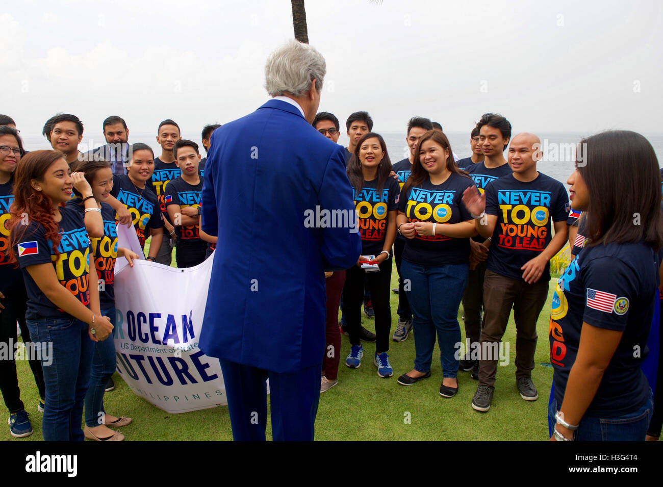 US-Außenminister John Kerry Dank Teilnehmer an einem jungen Southeast Asian Führer Initiative (YSEALI) Meer und Erde befürworten Camp am 27. Juli 2016, im Sofitel Hotel in Manila, Philippinen, nachdem sie eine Diskussion über ihre gegenseitigen Ozean Erhaltung Bemühungen geführt. Stockfoto