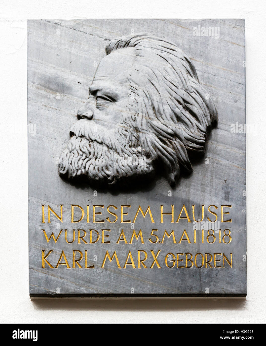 Plakette außerhalb der Karl-Marx-Haus, wo Karl Marx geboren wurde und aufwuchs, Altstadt, Trier, Rheinland-Pfalz, Deutschland Stockfoto