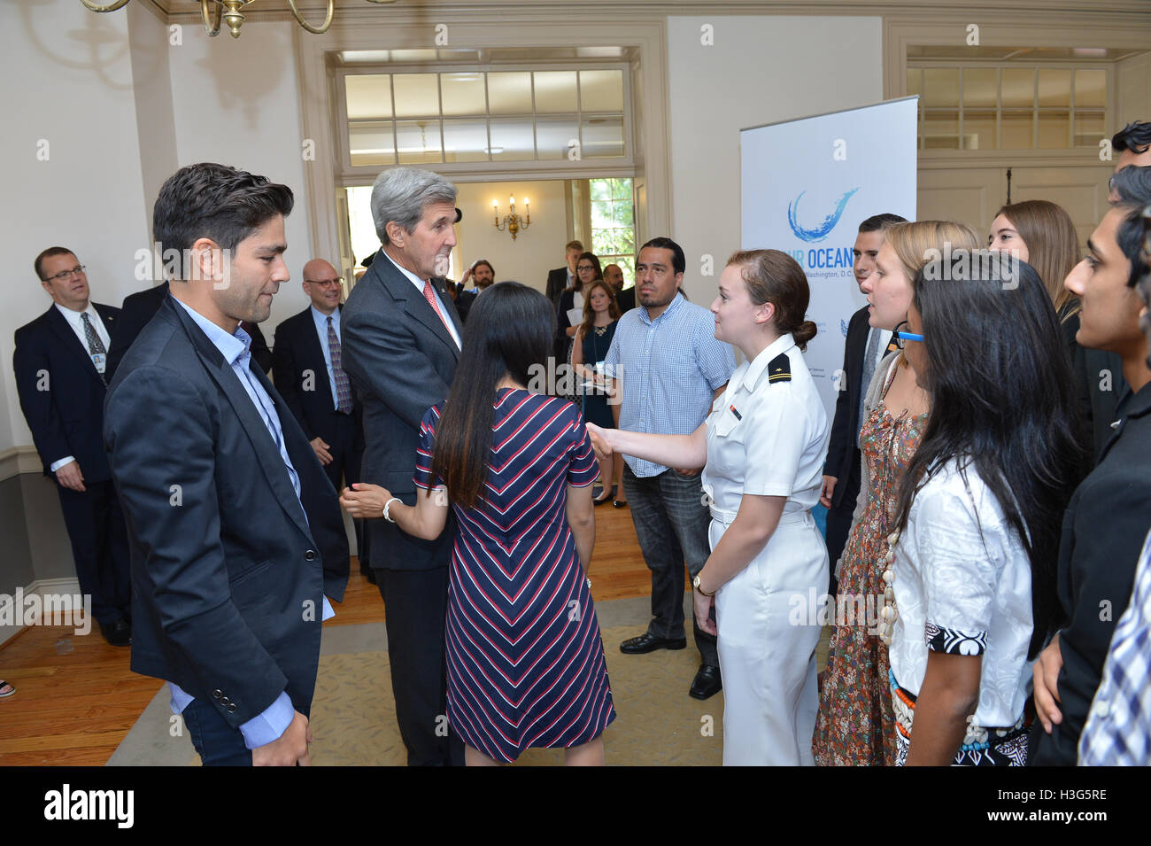 Secretary Kerry, zusammen mit Schauspieler und Umweltschützer Adrian Grenier, plaudert mit Studenten vor der Our Ocean One Future Leadership Summit auf dem Campus der Universität Georgetown am 16. September 2016 statt. [State Department Foto /] Stockfoto