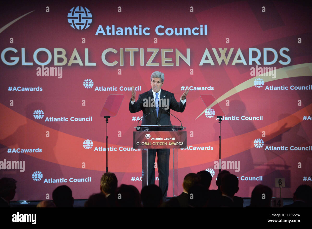 US-Außenminister John Kerry liefert Bemerkungen beim Atlantic Council Award Dinner zu Ehren des italienischen Ministerpräsidenten Matteo Renzi, im Natural History Museum in New York City, New York am 19. September 2016. Stockfoto