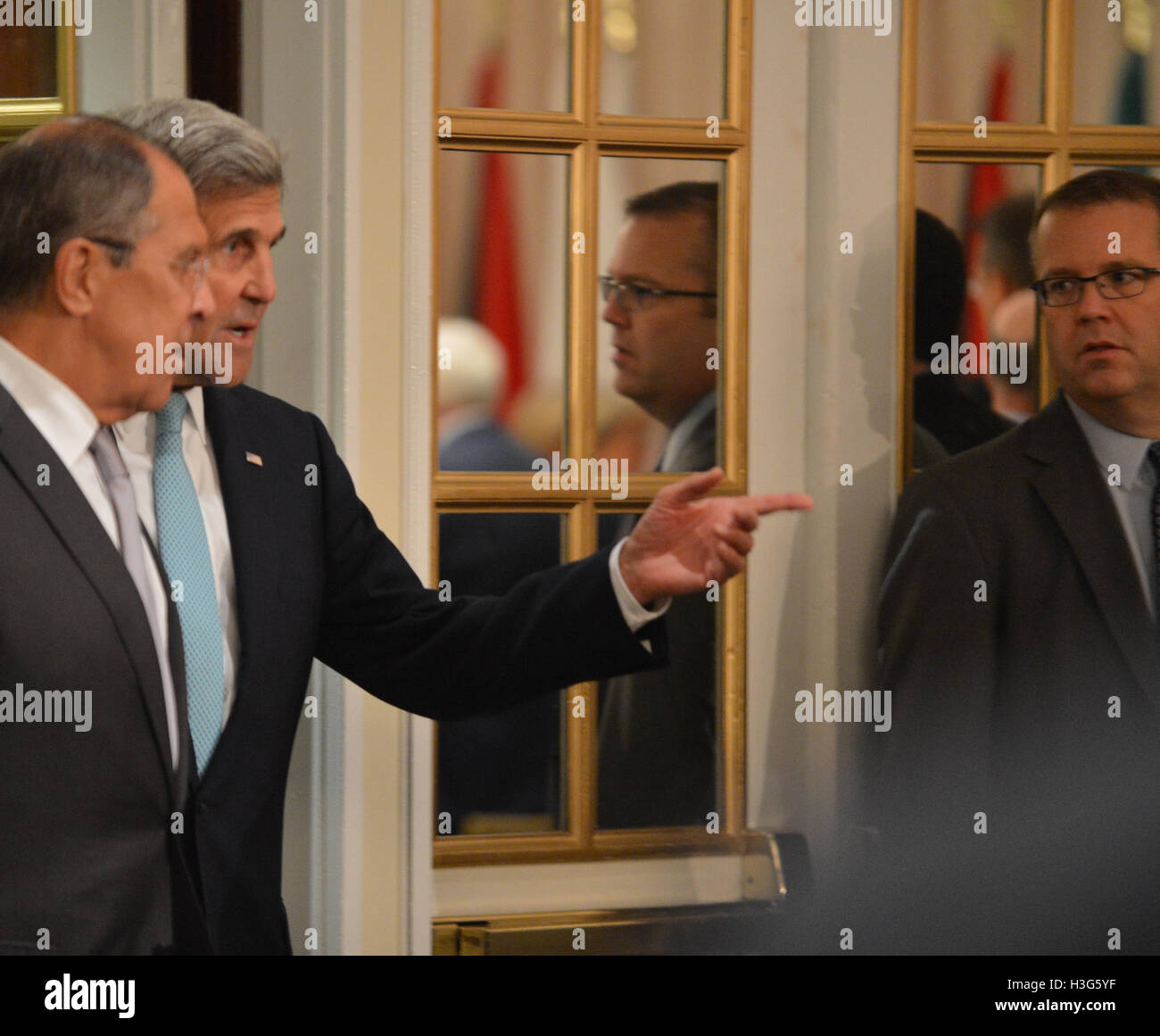 US-Außenminister John Kerry plaudert mit der russische Außenminister Sergej Lawrow vor dem internationalen Syrien Selbsthilfegruppe treffen in New York City, New York am 20. September 2016. Stockfoto