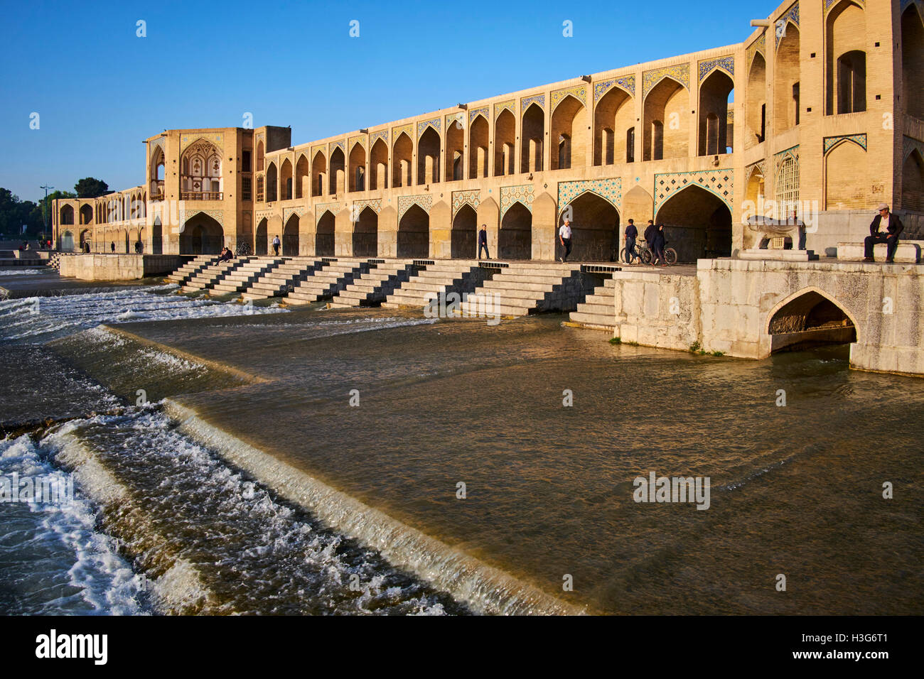 Iran, Isfahan, Khaju-Brücke über den Fluss Zayandeh Stockfoto