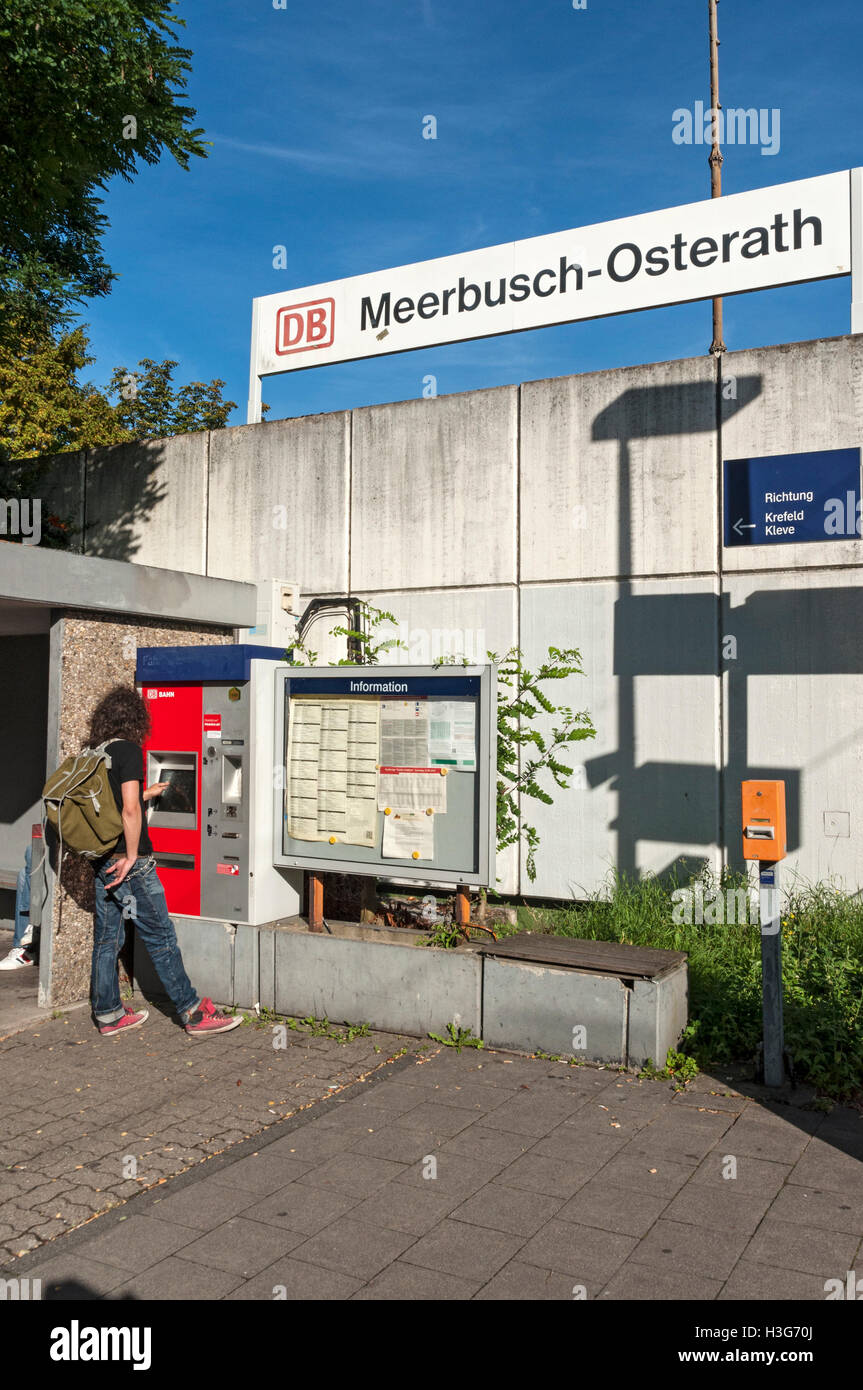 Mann kaufen Ticket von Maschine in Meerbusch-Osterath Bahnhof, NRW, Deutschland Stockfoto