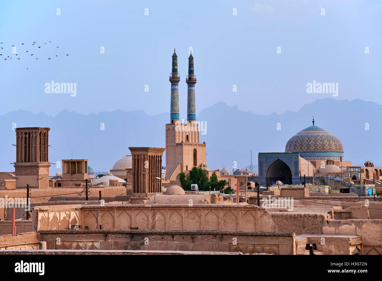 Iran, Yazd Provinz, Yazd, Freitag Moschee, Gesamtansicht, Badgirs oder Wind Türme Stockfoto