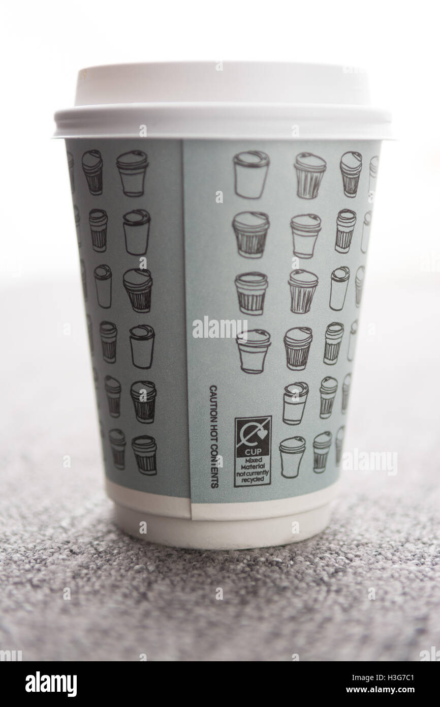"gemischte Material derzeit nicht recycelt" Kennzeichnung von Einweg-Pappbecher Kaffee zum Mitnehmen von Waitrose Stockfoto