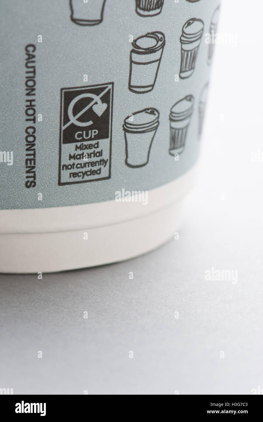 Nahaufnahme von "gemischte Material derzeit nicht recycelt" Kennzeichnung von Einweg-Pappbecher Kaffee zum Mitnehmen von Waitrose Stockfoto