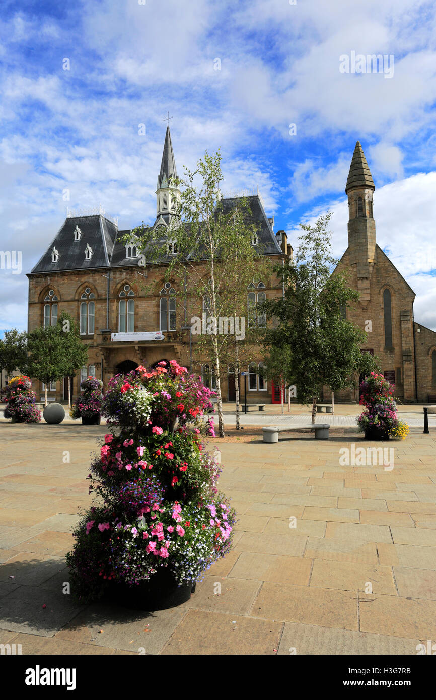 Das Rathaus und St.-Anna Kirche, Marktplatz, Bishop Auckland Stadt, Grafschaft Durham, England. Stockfoto