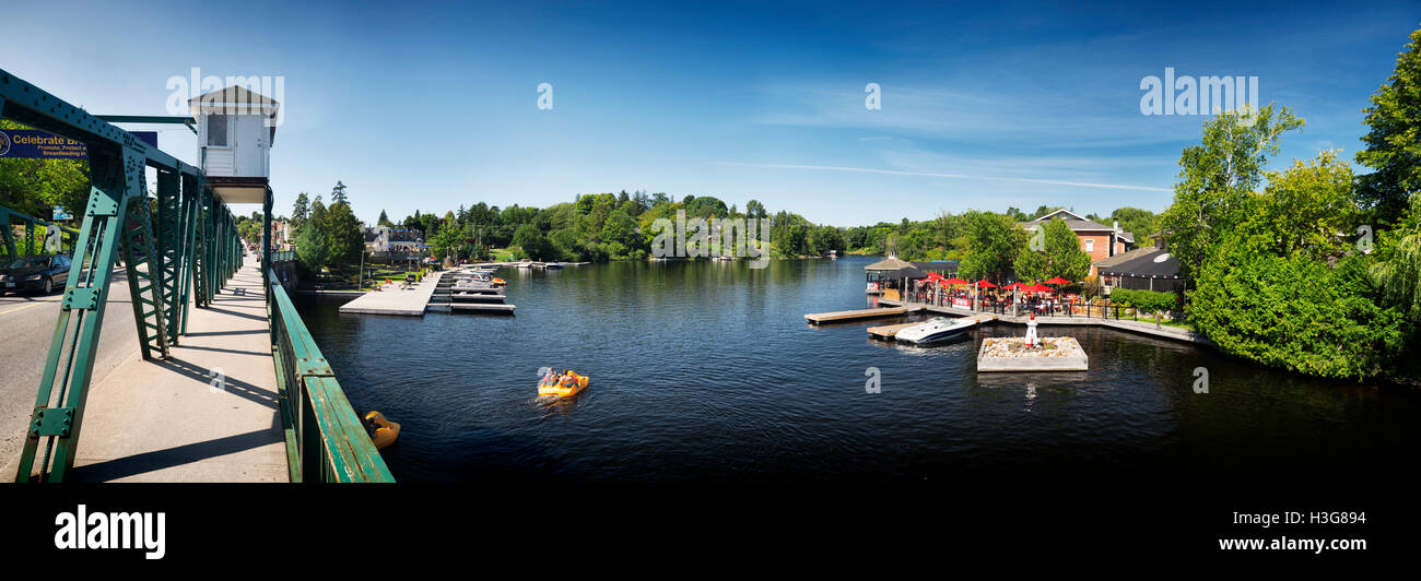 Muskoka Fluss, Stadt Huntsville Panorama Sommer Landschaft. Huntsville, Ontario, Kanada 2016 Stockfoto