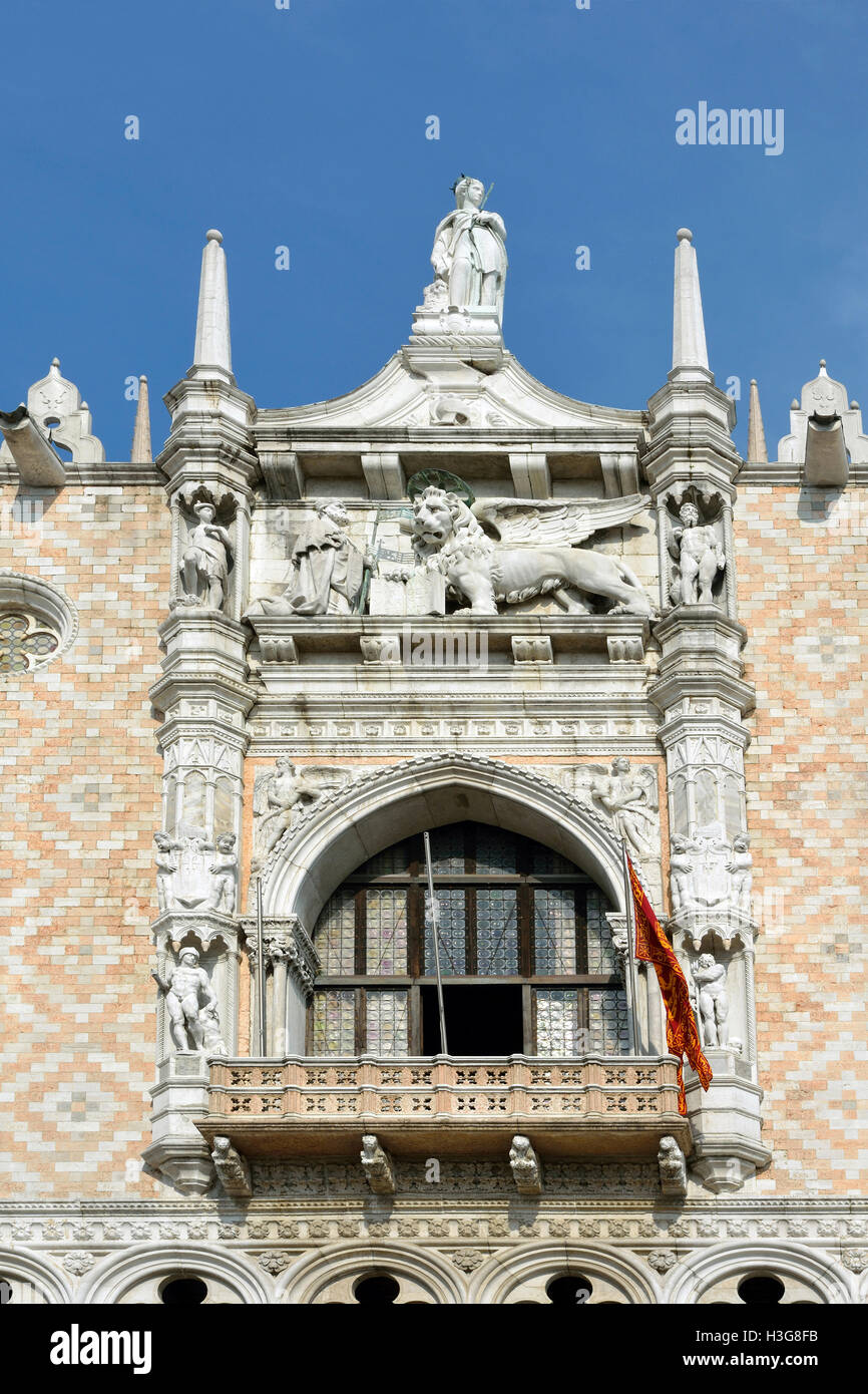 Balkon an der Westfassade des Dogenpalastes auf der Piazza San Marco in Venedig. Stockfoto