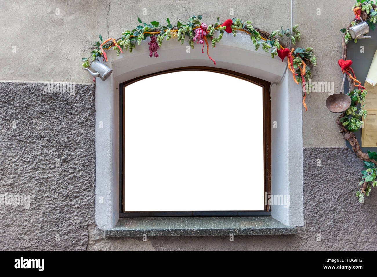 Schön dekorierte Fenster in der Altstadt (isoliert) Stockfoto