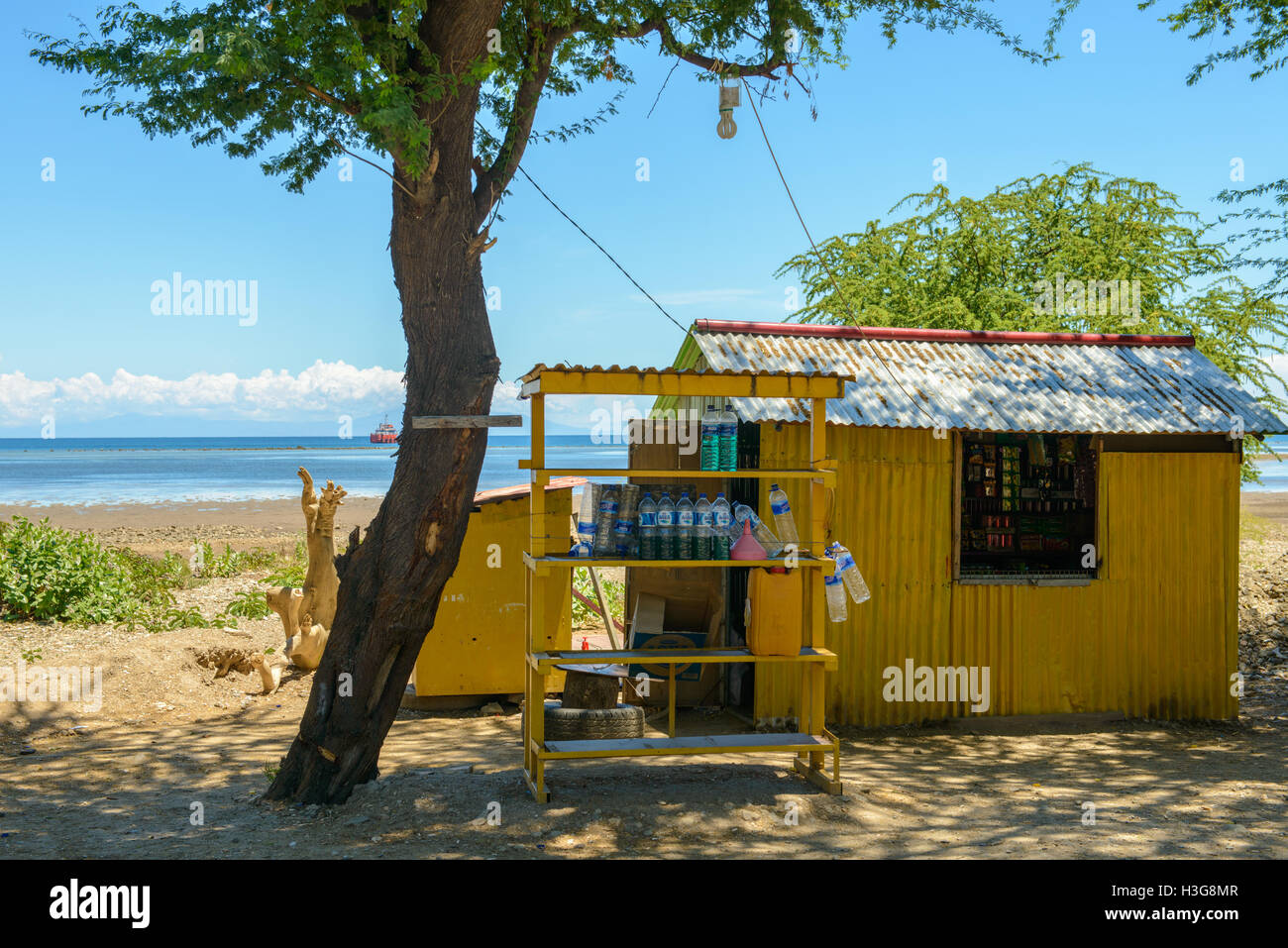 Bunte am Straßenrand Shop am Strand von Areia Branca, Dili, Osttimor Stockfoto