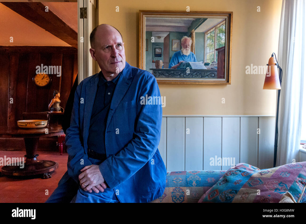 Drehbuchautor und Autor William Nicholson, in seinem Haus in Barcombe, in der Nähe von Lewes, East Sussex. Stockfoto