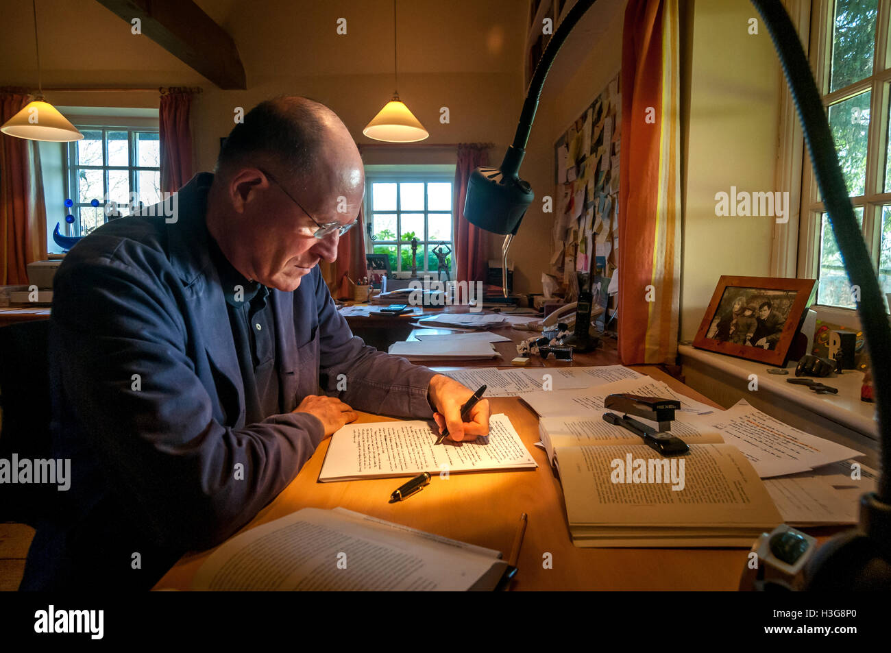 Drehbuchautor und Autor William Nicholson, in seinem Haus in Barcombe, in der Nähe von Lewes, East Sussex. Stockfoto