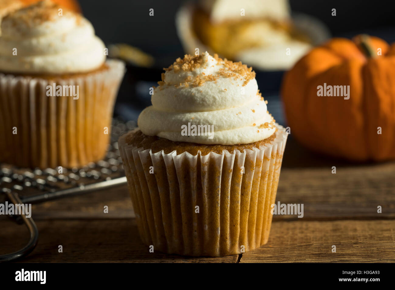 Süßen hausgemachten Kürbis-Gewürz-Muffins mit Zuckerguss Stockfoto