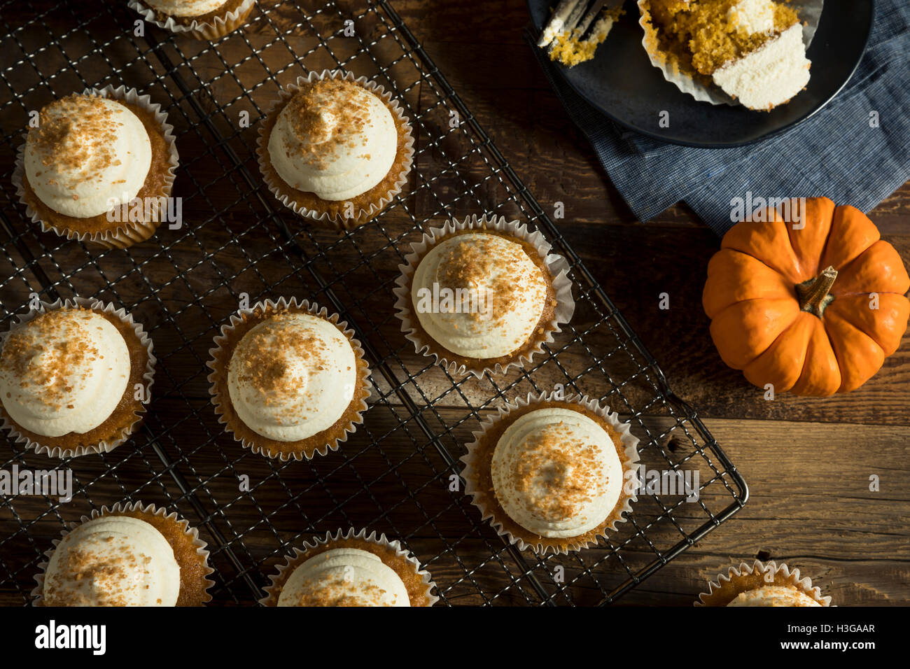Süßen hausgemachten Kürbis-Gewürz-Muffins mit Zuckerguss Stockfoto