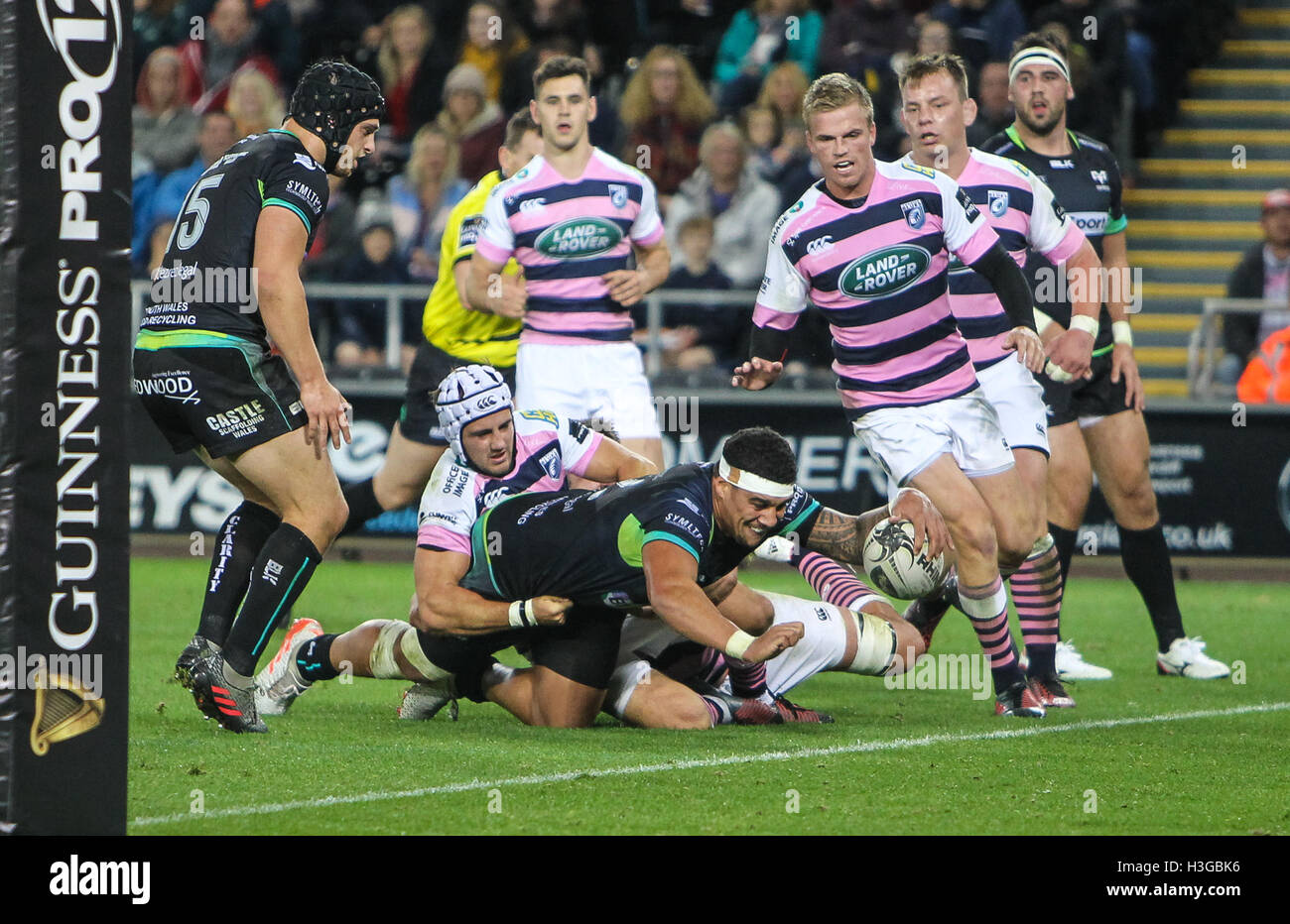 Fischadler V Cardiff Blues, Guinness Pro 12 Rugby Match, 7. Oktober 2017, The Liberty Stadium, Swansea Stockfoto