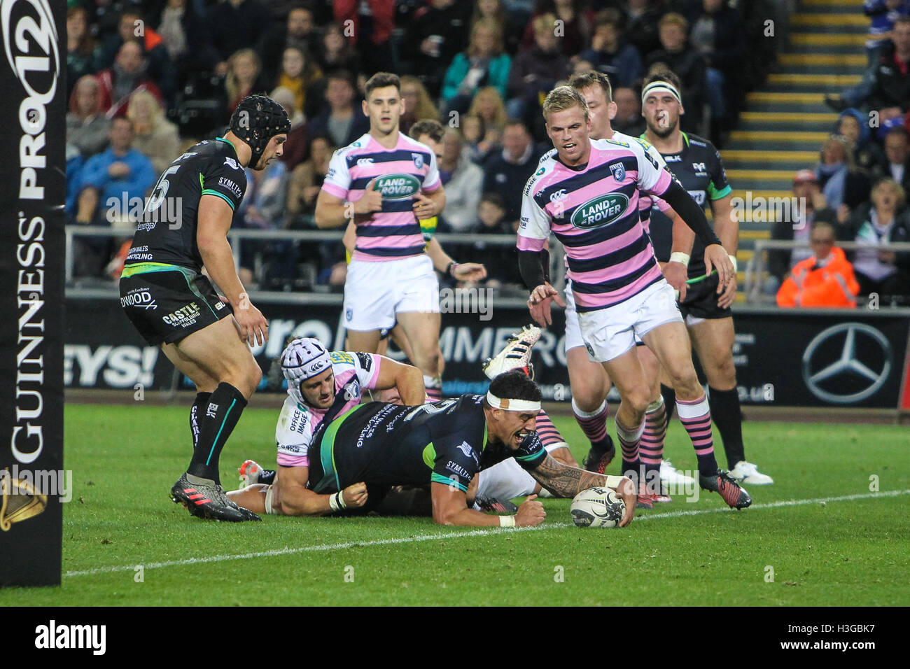 Fischadler V Cardiff Blues, Guinness Pro 12 Rugby Match, 7. Oktober 2017, The Liberty Stadium, Swansea Stockfoto