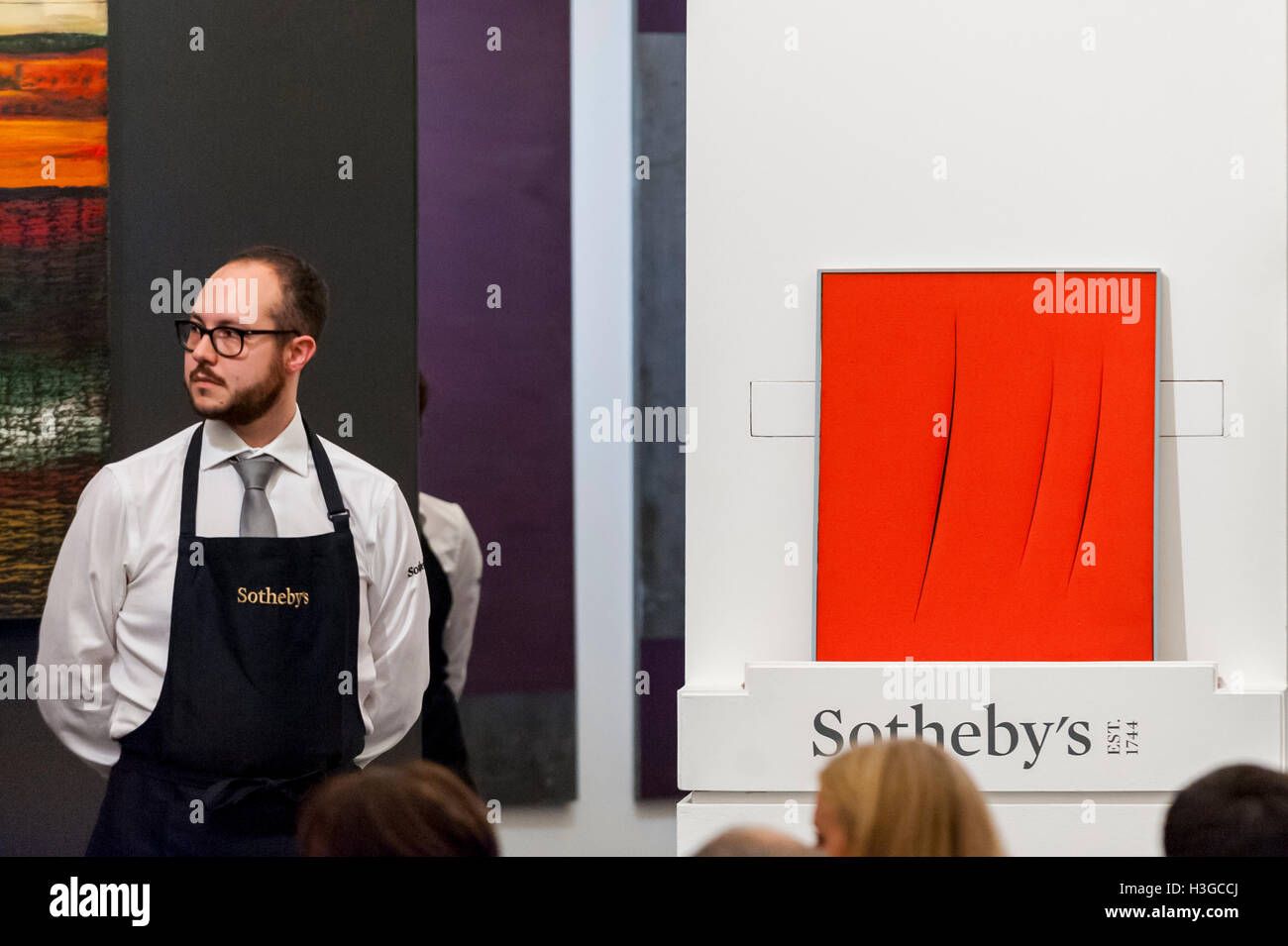 London, UK.  7. Oktober 2016. "Concetto Spaziale, Attese" von Lucio Fontana, die für ein Hammerpreis von £850k (est £900-1, 200k) bei Sotheby's italienische verkauft und zeitgenössische Kunst Abend Verkauf im New Bond Street. Bildnachweis: Stephen Chung / Alamy Live News Stockfoto