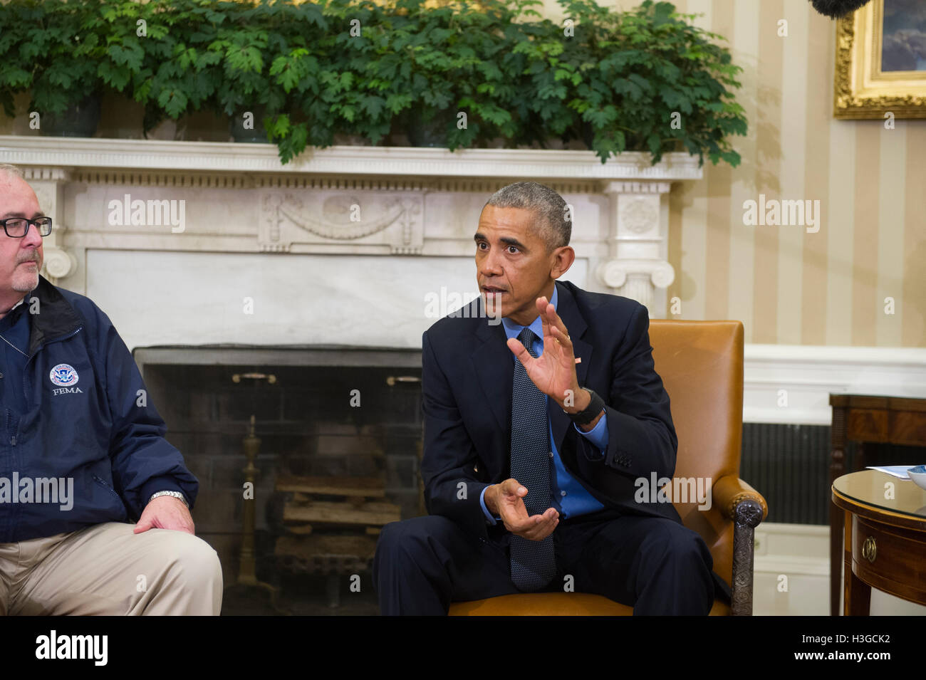 US-Präsident Barack Obama (rechts) ist durch U.S. Federal Emergency Management Agency Administrator Craig Fugate (links) US Secretary of Homeland Security Jeh Johnson und stellvertretender Homeland Security Advisor Amy Pope im Oval Office des weißen Hauses in Washington, D.C., USA, am Freitag, 7. Oktober 2016 beigetreten.  Bildnachweis: Rod Lamkey Jr. / Pool über CNP /MediaPunch Stockfoto