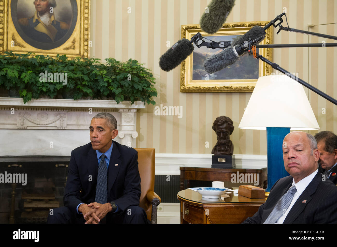 US-Präsident Barack Obama (links) ist durch US Secretary of Homeland Security Jeh Johnson (right) U.S. Federal Emergency Management Agency Administrator Craig Fugate und stellvertretender Homeland Security Advisor Amy Pope im Oval Office des weißen Hauses in Washington, D.C., USA, am Freitag, 7. Oktober 2016 beigetreten.  Bildnachweis: Rod Lamkey Jr. / Pool über CNP /MediaPunch Stockfoto