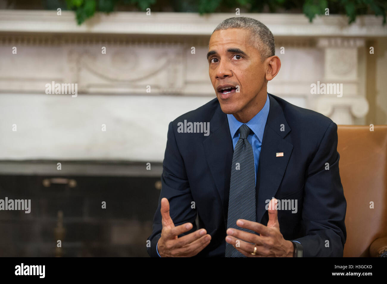 US-Präsident Barack Obama antwortet auf Fragen von Reportern beim Treffen mit U.S. Federal Emergency Management Agency Administrator Craig Fugate, US Secretary of Homeland Security Jeh Johnson und stellvertretender Homeland Security Advisor Amy Pope im Oval Office des weißen Hauses in Washington, D.C., USA, am Freitag, 7. Oktober 2016.  Bildnachweis: Rod Lamkey Jr. / Pool über CNP /MediaPunch Stockfoto