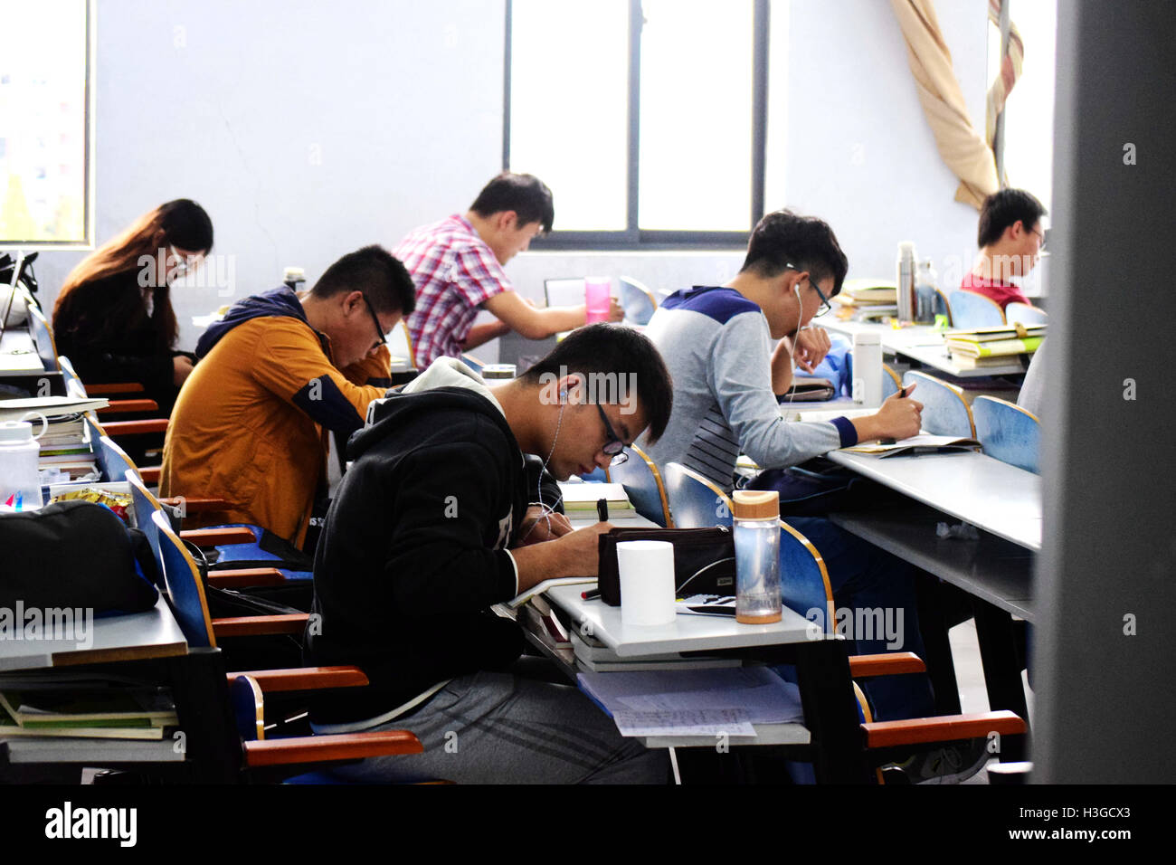 Qingdao, Qingdao, China. 7. Oktober 2016. Qingdao, CHINA-7. Oktober 2016: (nur zur redaktionellen Verwendung. CHINA aus) Studenten fleißig in Bibliothek in Qingdao University of Science and Technology in Qingdao, Osten ChinaÂ¡Â¯s Shandong Provinz, 7. Oktober 2016. Viele Studenten haben in der Schule vorzubereiten für postgraduate Aufnahmeprüfung statt Reisen oder ruhen während der nationale Feiertag, bekannt als "Golden Week" © SIPA Asien/ZUMA Draht/Alamy Live News Stockfoto