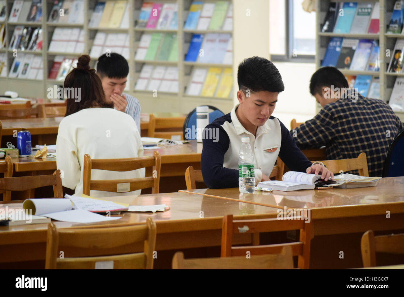 Qingdao, Qingdao, China. 7. Oktober 2016. Qingdao, CHINA-7. Oktober 2016: (nur zur redaktionellen Verwendung. CHINA aus) Studenten fleißig in Bibliothek in Qingdao University of Science and Technology in Qingdao, Osten ChinaÂ¡Â¯s Shandong Provinz, 7. Oktober 2016. Viele Studenten haben in der Schule vorzubereiten für postgraduate Aufnahmeprüfung statt Reisen oder ruhen während der nationale Feiertag, bekannt als "Golden Week" © SIPA Asien/ZUMA Draht/Alamy Live News Stockfoto