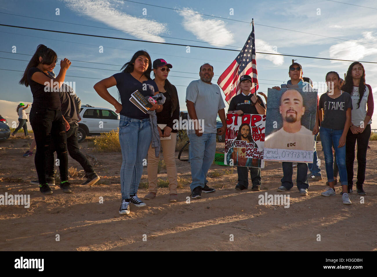 Eloy, Arizona - eine Kundgebung und Mahnwache an der Eloy Immigrant Detention Center protestiert die Inhaftierung von Migranten, die Suche nach einem besseren Leben in den Vereinigten Staaten. Die Rallye war Teil eines Wochenendes der Aktionen in der Nähe der US-mexikanischen Grenze organisiert von der School of the Americas Watch, eine Gruppe von Aktivisten, religiöse und Gemeinschaft. Bildnachweis: Jim West/Alamy Live-Nachrichten Stockfoto