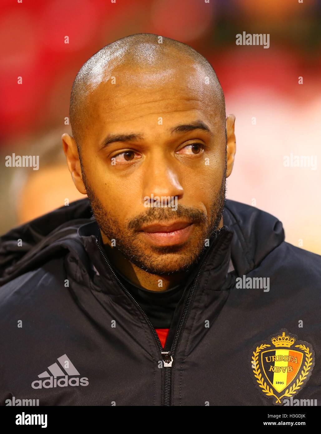 Brüssel, Belgien. 7. Oktober 2016. Belgiens-Co-Trainer Thierry Henry reagiert vor der FIFA WM 2018 Fußball Training vor dem Spiel gegen Bosnien und Herzegowina in Brüssel, Belgien, am 7. Oktober 2016. Belgien gewann mit 4: 0. Bildnachweis: Gong Bing/Xinhua/Alamy Live-Nachrichten Stockfoto